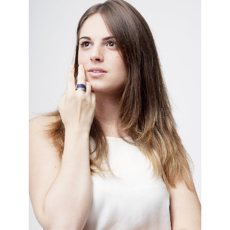 Anillo oro blanco 18K diseño entrelazado zafiros y diamantes