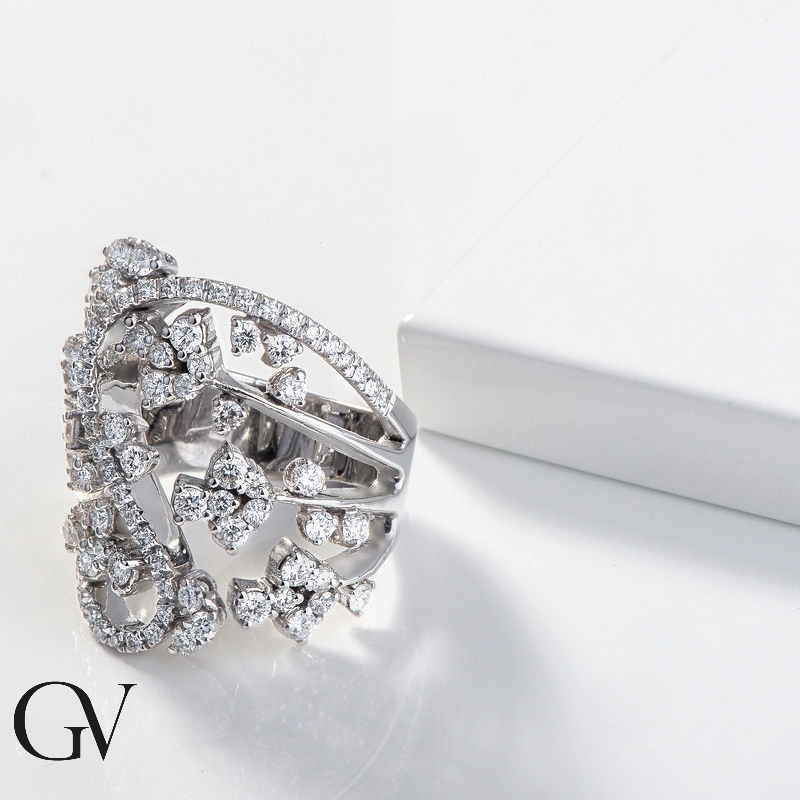 Anillo en oro blanco de 18k con diamantes en forma de flor