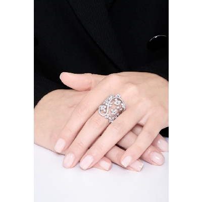 Anillo en oro blanco de 18k con diamantes en forma de flor