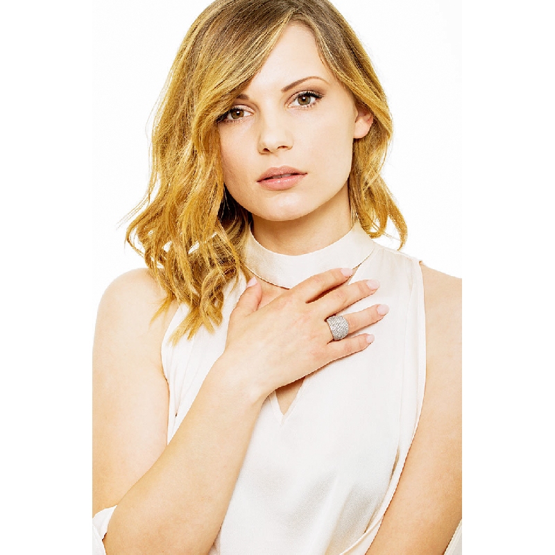 Anillo en oro blanco de 18k con pavé de diamantes Anillo en oro blanco de 18k con pavé de diamantes