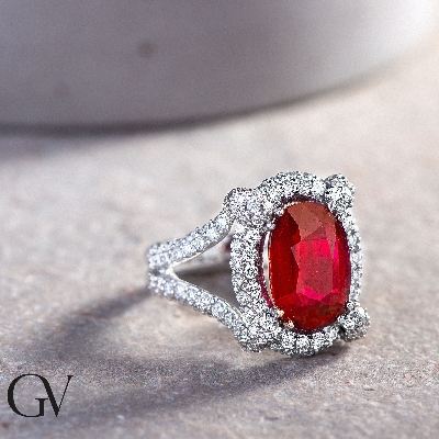 Anillo halo en oro blanco 18k rubí en el centro y diamantes