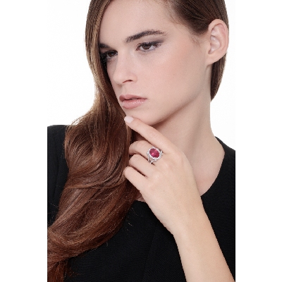 Anillo halo en oro blanco 18k rubí en el centro y diamantes