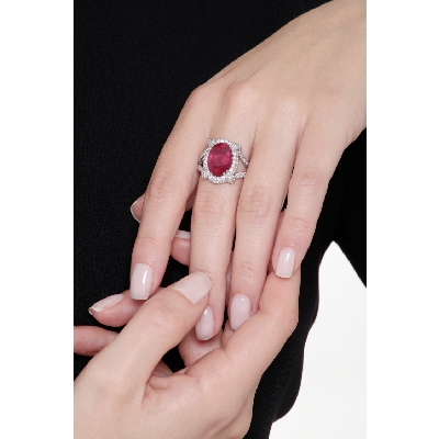 Anillo halo en oro blanco 18k rubí en el centro y diamantes