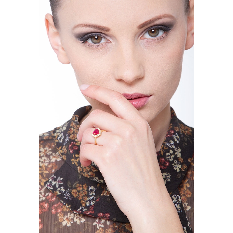 Anillo corazon de oro amarillo de 18 quilates con rubi Anillo corazon de oro amarillo de 18 quilates con rubi