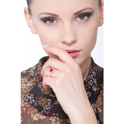 Anillo corazon de oro amarillo de 18 quilates con rubi