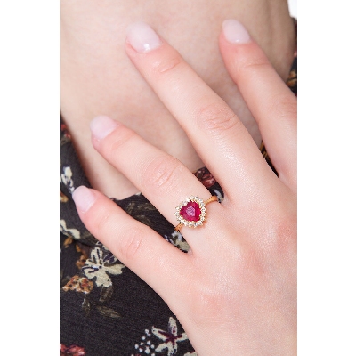 Anillo corazon de oro amarillo de 18 quilates con rubi