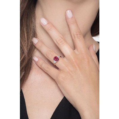 Anillo en oro blanco 18k con rubí oval y diamantes