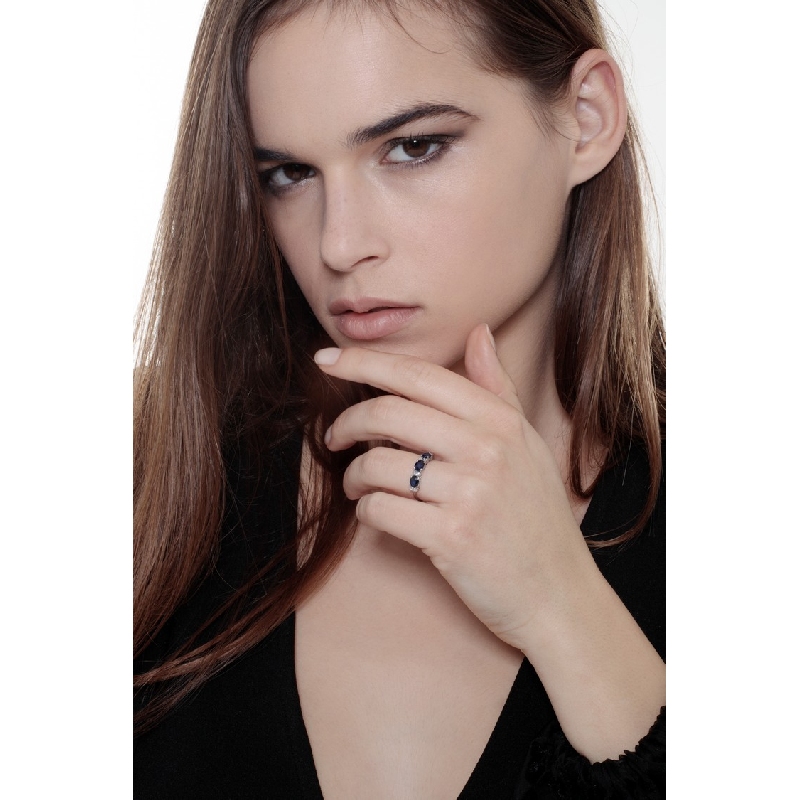 Anillo de mujer en oro blanco 18k con zafiros azules y diamantes