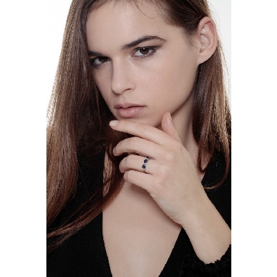 Anillo de mujer en oro blanco 18k con zafiros azules y diamantes