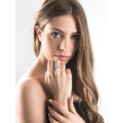 Anillo en oro blanco 18k con eslabones rígidos y diamantes