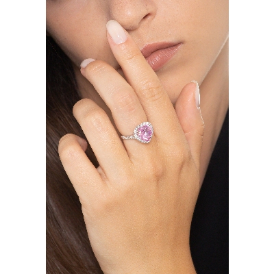 Anillo con zafiro rosa corazon y diamantes en oro blanco 18k 