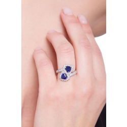 Anillo contrarié en oro blanco con zafiros corazón y diamantes 2