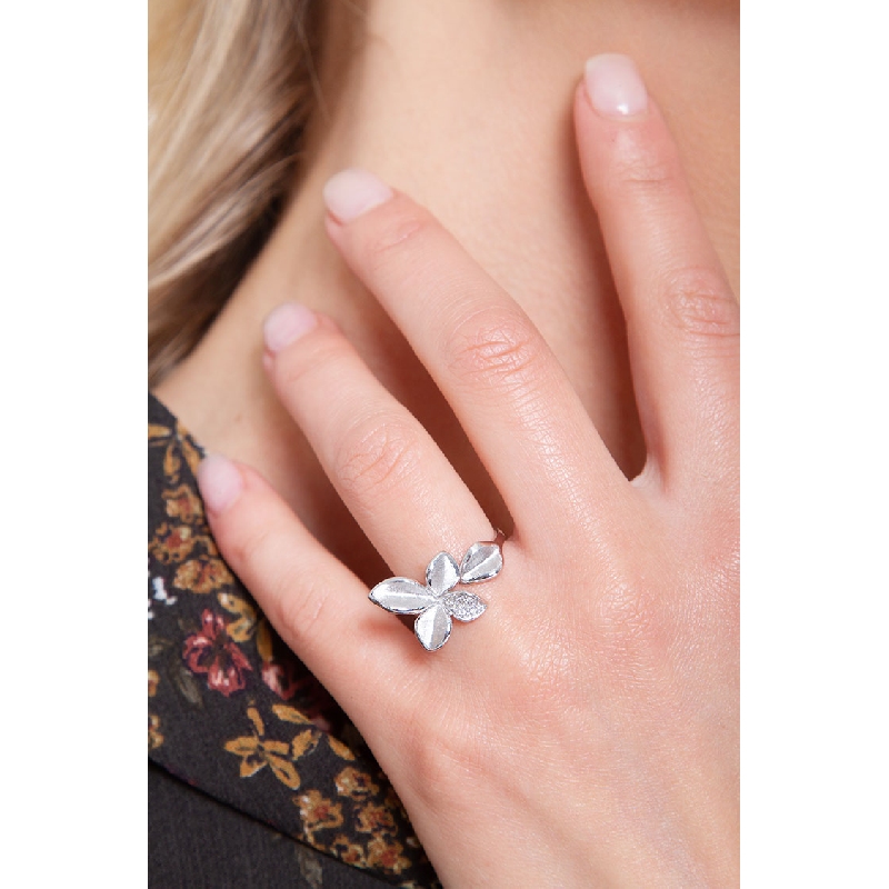 Anillo abierto Flor en oro blanco 18k con pétalo engastado en diamantes