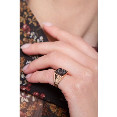 Anillo en oro rosa pavé diamantes negros y puntas brunidas