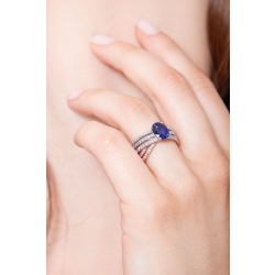 Anillo de banda en oro blanco y rosa con zafiro azul y diamantes 2