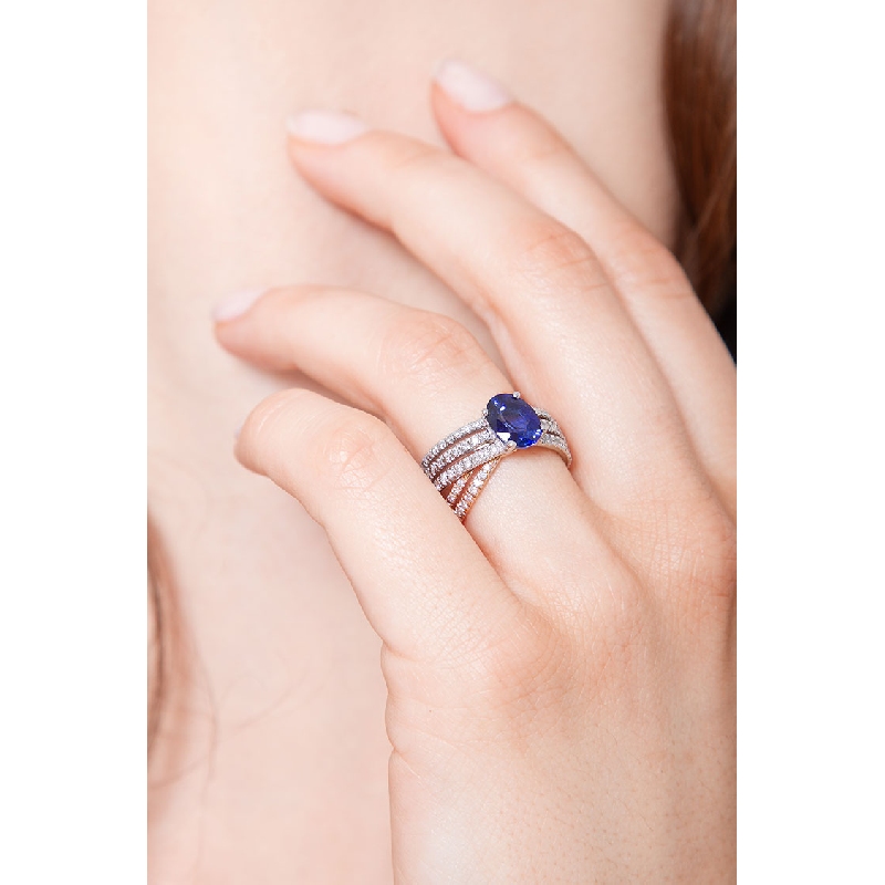 Anillo de banda en oro blanco y rosa con zafiro azul y diamantes Anillo de banda en oro blanco y rosa con zafiro azul y diamantes