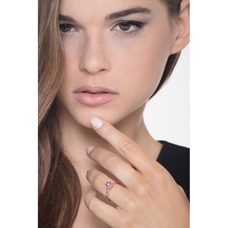 Anillo rubíes en oro blanco de 18k con diseño flor Anillo rubíes en oro blanco de 18k con diseño flor