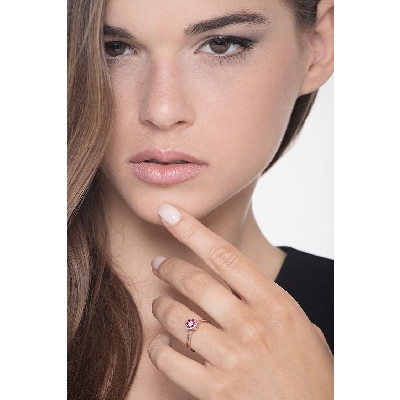 Anillo rubíes en oro blanco de 18k con diseño flor