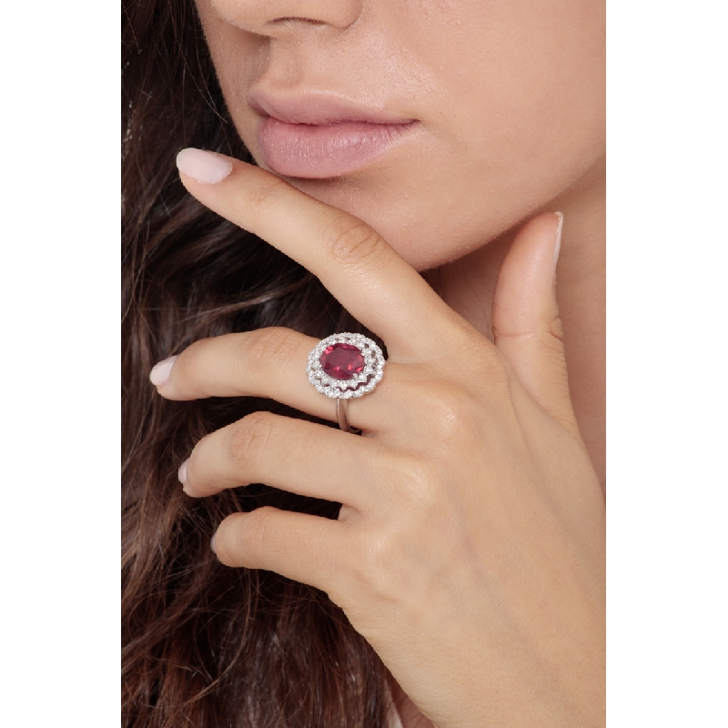 Anillo halo doble en oro blanco 18k con rubí oval