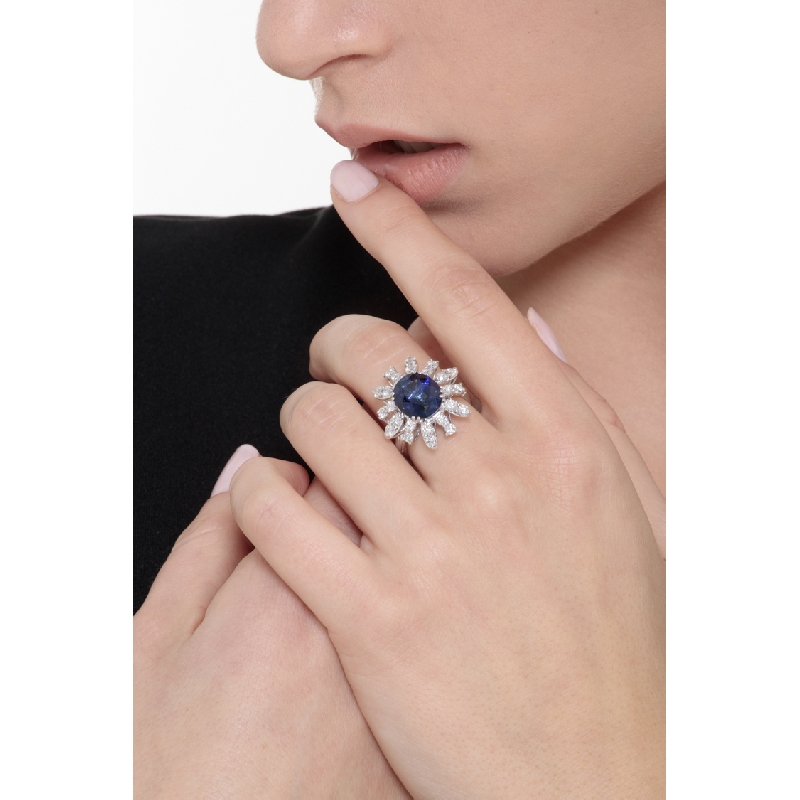 Anillo halo diamantes en oro blanco 18k con zafiro azul