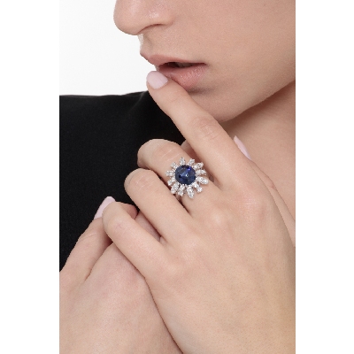 Anillo halo diamantes en oro blanco 18k con zafiro azul