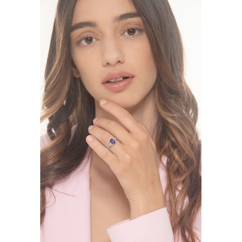 Anillo de oro blanco de 18k con tanzanita y 6 diamantes a cada lado  Anillo de oro blanco de 18k con tanzanita y 6 diamantes a cada lado