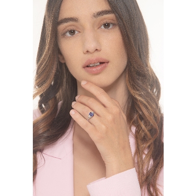 Anillo de oro blanco de 18k con tanzanita y 6 diamantes a cada lado 