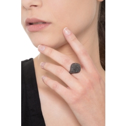 Anillo chevalier en oro rosa de 18k con pavé de diamantes negros 2