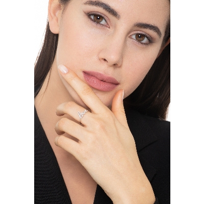 Anillo en oro blanco de 18k con la inscripción Love en diamantes