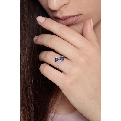 Anillo Tu y Yo en oro blanco con diamantes y 2 zafiros azules en forma de corazón
