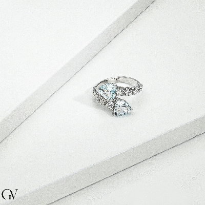 Anillo contrarié en oro blanco 18k con aquamarinas y diamantes
