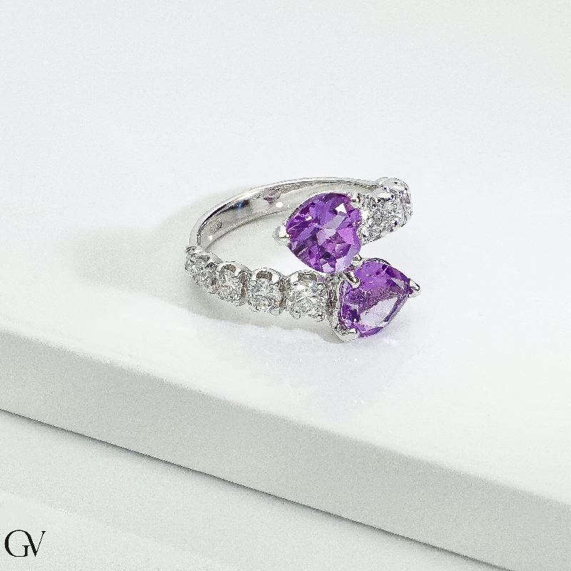 Anillo en oro blanco de 18k con dos amatistas y diamantes Anillo en oro blanco de 18k con dos amatistas y diamantes