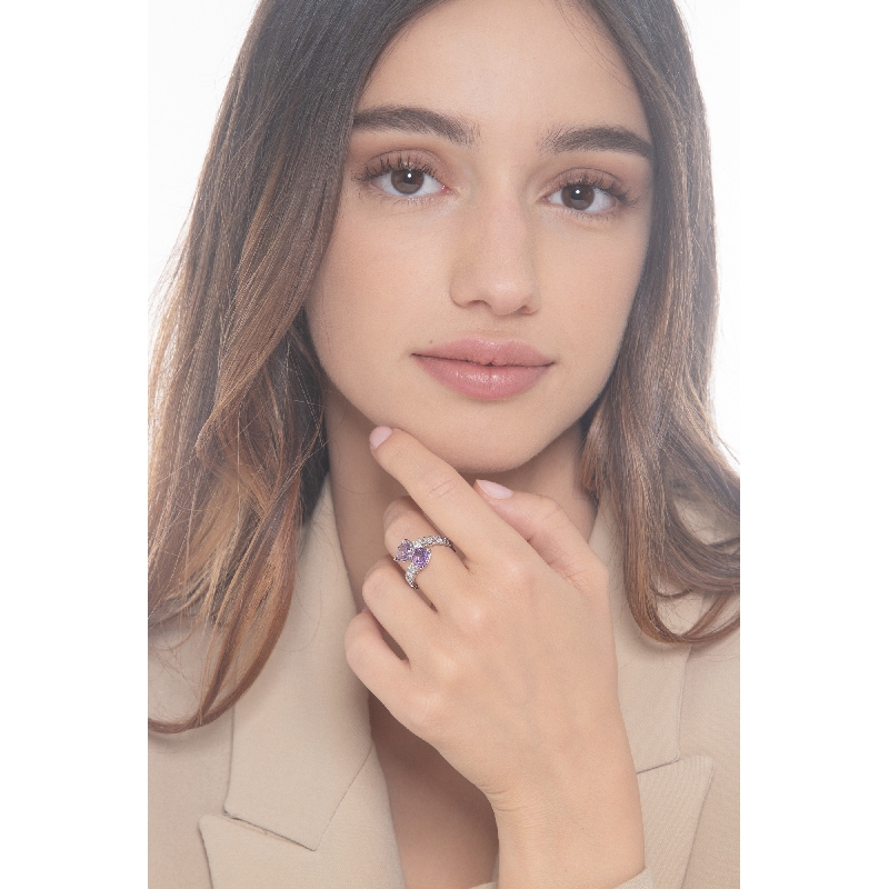 Anillo en oro blanco de 18k con dos amatistas y diamantes Anillo en oro blanco de 18k con dos amatistas y diamantes