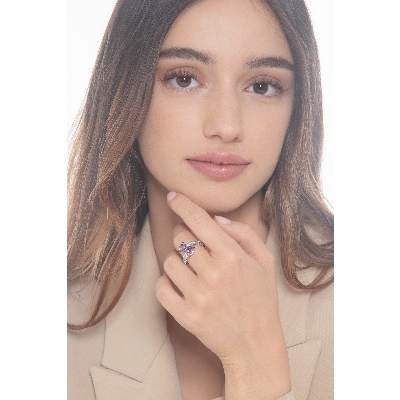 Anillo en oro blanco de 18k con dos amatistas y diamantes