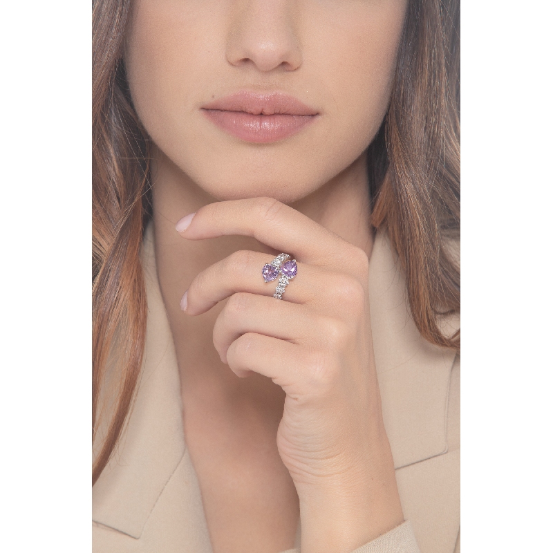 Anillo en oro blanco de 18k con dos amatistas y diamantes Anillo en oro blanco de 18k con dos amatistas y diamantes