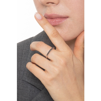 Anillo en oro blanco 18k con diamantes negros