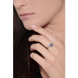 Anillo en oro blanco 18k con zafiro azul en forma de corazón y una fila de diamantes 2