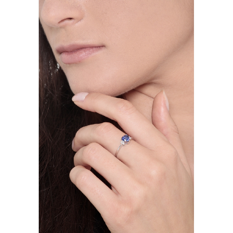 Anillo oro blanco 18k zafiro azul y dos diamantes  Anillo oro blanco 18k zafiro azul y dos diamantes