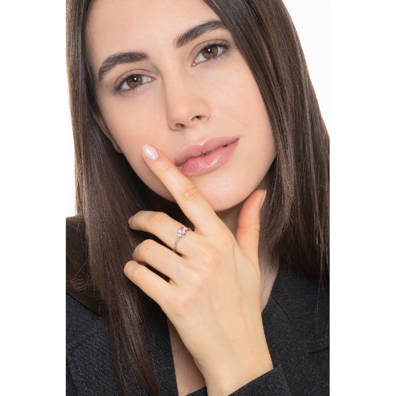 Anillo de oro blanco de 18k con zafiro rosa en forma de corazón y diamantes