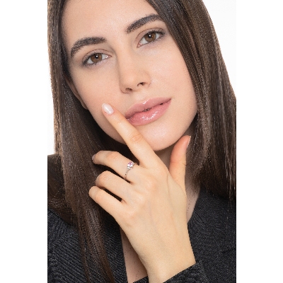 Anillo de oro blanco de 18k con zafiro rosa en forma de corazón y diamantes