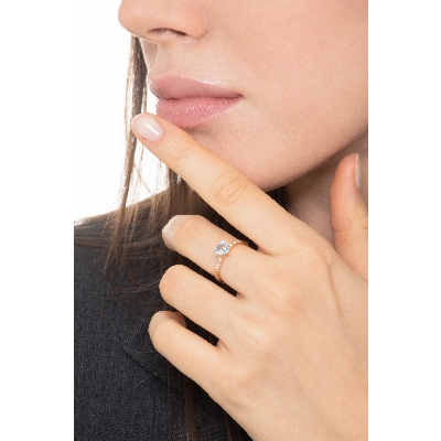 Anillo en oro rosa 18k con aguamarina corazón y diamantes