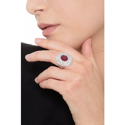 Anillo halo en oro blanco 18k con rubí oval y diamantes