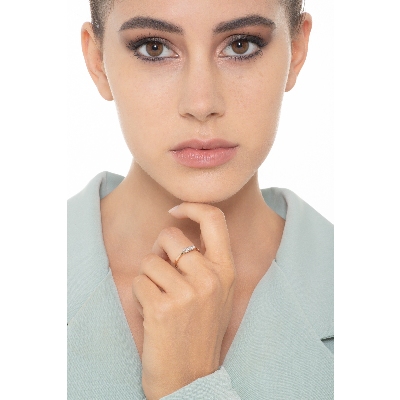 Anillo de diseño en oro rosa y blanco con diamantes