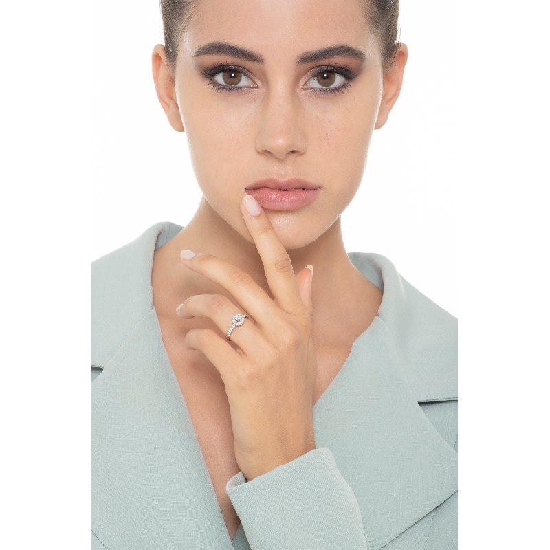 Solitario de oro blanco 18K con diamante central y laterales