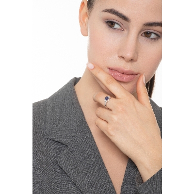 Anillo en oro blanco de 18k con zafiro azul y diamantes