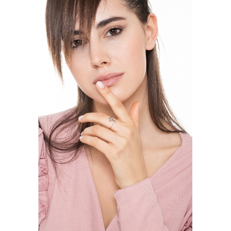 Anillo en oro blanco de 18k con cruz de diamantes negros