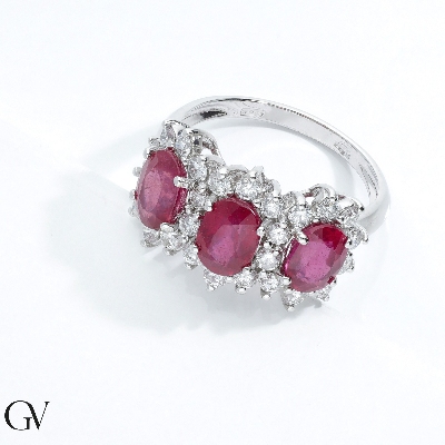 Anillo tres rubíes oro blanco 18K diamantes