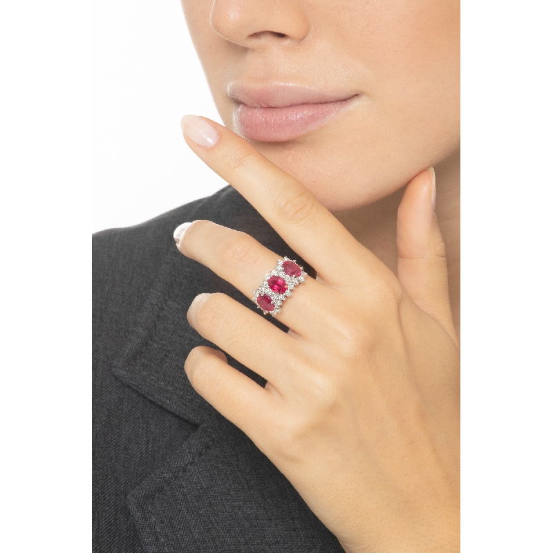 Anillo tres rubíes oro blanco 18K diamantes Anillo tres rubíes oro blanco 18K diamantes