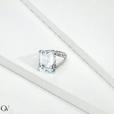 Anillo Oro Blanco 18k con aguamarina rectangular y diamantes laterales