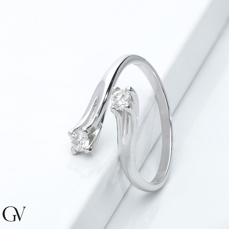 Anillo bilogy en oro blanco de 18k con diamantes Anillo bilogy en oro blanco de 18k con diamantes
